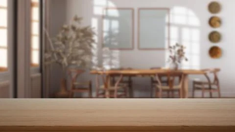 Empty wooden table, desk or shelf with blurred view of japandi farmhouse di.. Illustrazione stock