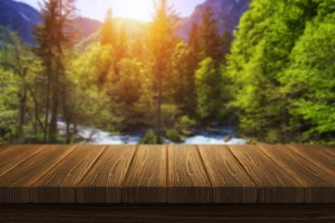 Empty wooden table in front of abstract blurred background in nature, can be  Foto stock