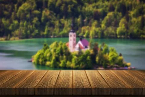 Empty wooden table in front of abstract blurred background in nature, can be  Foto stock