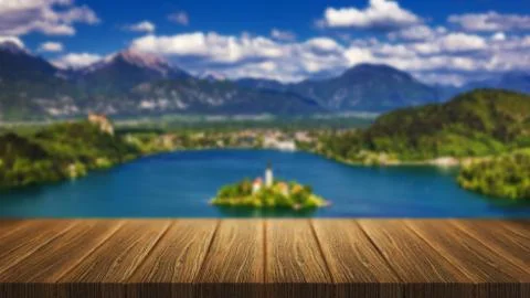 Empty wooden table in front of abstract blurred background in nature, can be  Foto stock