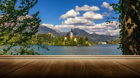 Empty wooden table in front of abstract blurred background in nature, can be  Foto stock