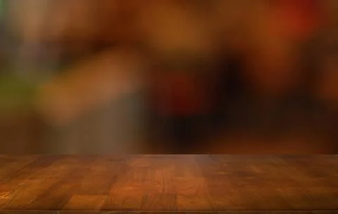 Empty wooden table in front of abstract blurred background of coffee shop ... Foto stock