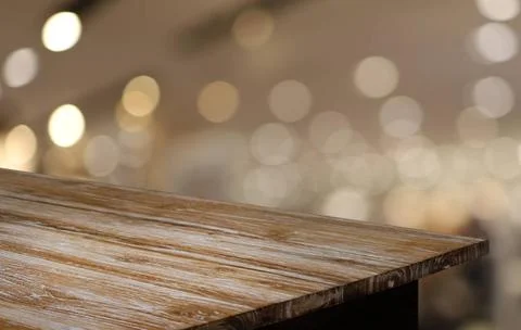 Empty wooden table in front of abstract blurred background of coffee shop ... Foto stock