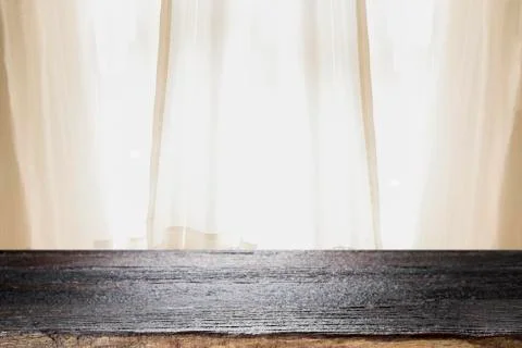 Empty wooden table platform and bokeh at night. Foto stock