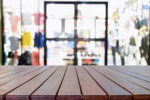 Empty wooden table space platform and blurred shopping mall Stock-Fotos