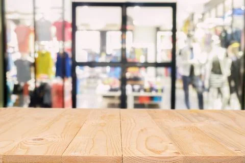 Empty wooden table space platform and blurred shopping mall Stock-Fotos