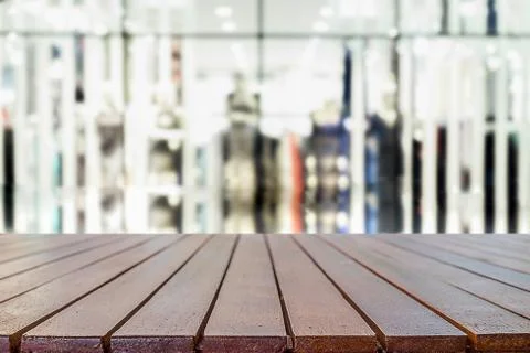Empty wooden table space platform and blurred shopping mall Stock-Fotos