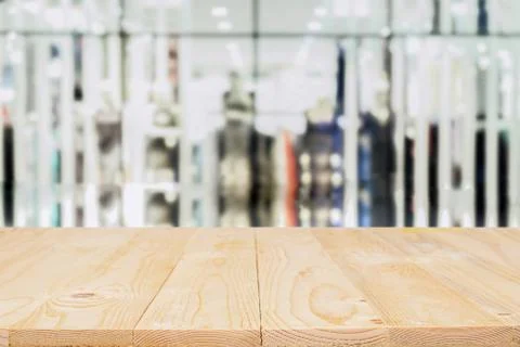 Empty wooden table space platform and blurred shopping mall or shopping cente Stock-Fotos