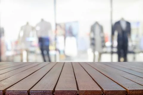 Empty wooden table space platform and blurred shopping mall Foto stock