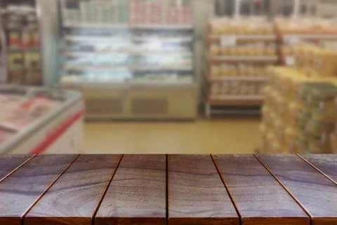 Empty wooden table space platform and blurred Supermarket aisle with product  Stock-Fotos