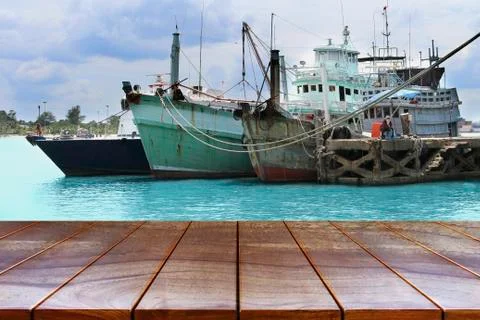 Empty wooden table space platform and Boats on the sea and sky background for 스톡 사진