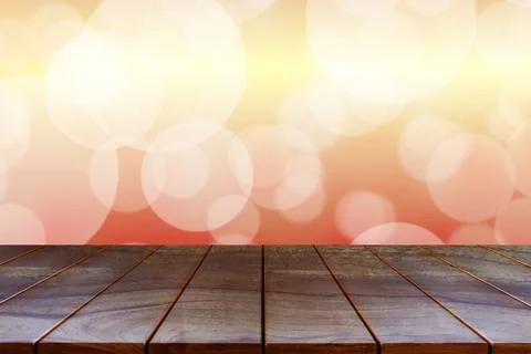 Empty wooden table space platform and blurred abstract bokeh background for p Foto stock