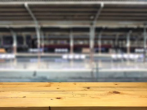 Empty wooden table space platform and blurred Train station platform backgrou 스톡 사진