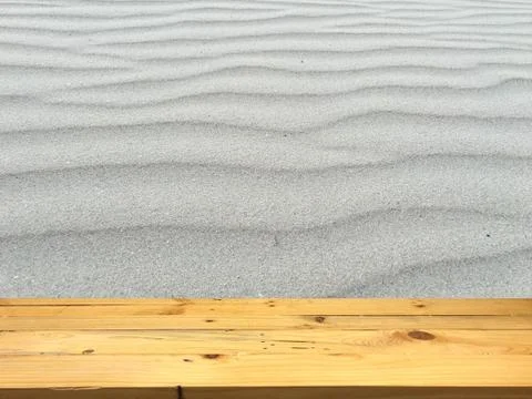 Empty wooden table space platform and blurred Beach sand background for produ 스톡 사진