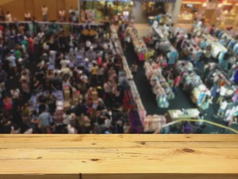 Empty wooden table space platform and blurred Shopping in the mall background 스톡 사진