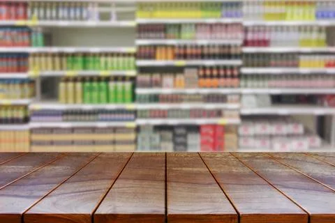 Empty wooden table space platform and blurred Supermarket aisle with product  Stock-Fotos