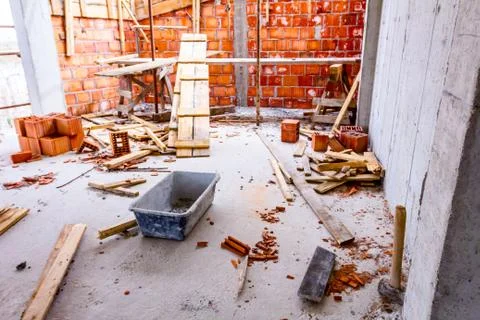 Empty workplace for building wall with red blocks and mortar Fotos de archivo