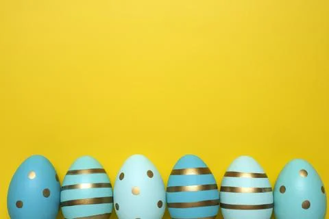 Empty yellow background with Easter eggs Foto stock