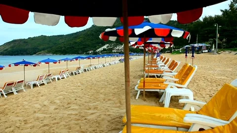 Empty yellow beach chair, Video stock 255186601