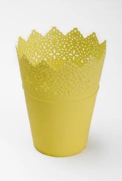 Empty yellow plastic flower pot Foto stock