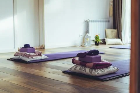 Empty yoga studio interior with mats and accessories. Copy space Foto stock