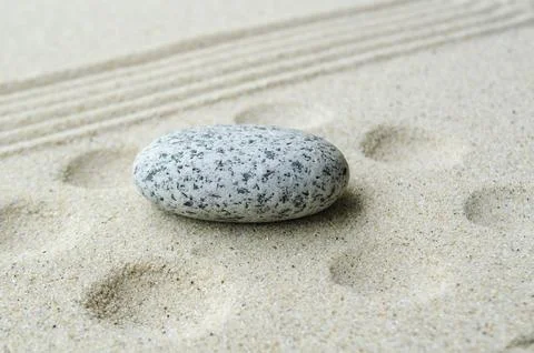 Empty zen stone on beach sand with customizable space for text or message ide Foto stock