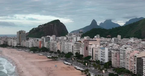 Emptying sand at the end of the day along Copacabana in Rio de Janeiro, Brazil 库存影片 187382986