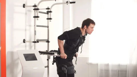EMS. Fit man doing triceps dips on parallel bars. 動画素材 86792930