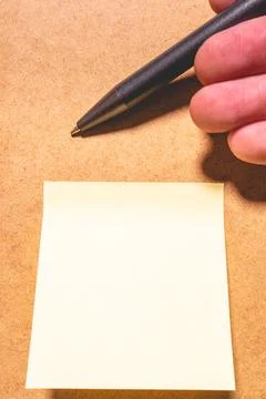 An emty sticky note on a brown background. Foto stock