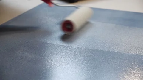 Emulsion Roller.Plastic Tray. painter picks up primer on the roller. paint  bath Vídeos de archivo 157439283
