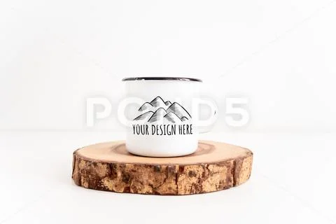 Enamel mug mock up with wooden cut tree section on white table PSD-Vorlage