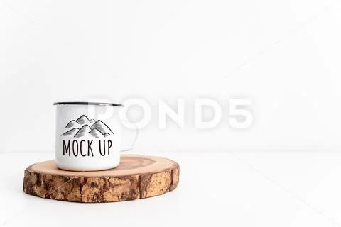 Enamel white mug on rustic wooden cut section mockup PSD-Vorlage