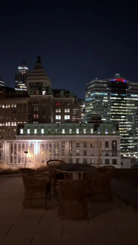Enchanting City Rooftop Nightscape Featuring Urban Lights, Stylish Furnishings Vídeo Stock 291644902