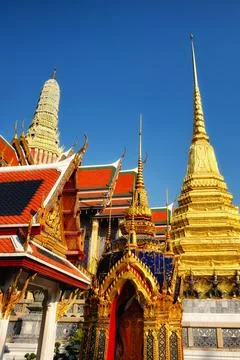 An enchanting low-angle shot frames a Thai temple's red rooftops Foto stock