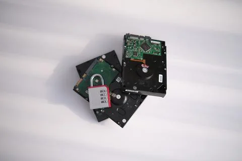 Encrypted hard disk. Padlock with cipher on an opened hard disk. Data loss Stockfoto's