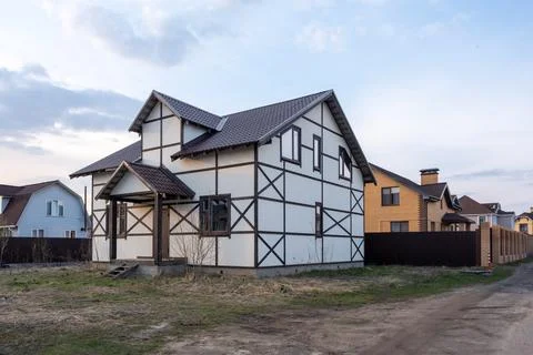 End of construction. The house is built on a plot surrounded by other houses Fotos de archivo