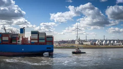 End of a container ship on the hook of a tug Foto stock