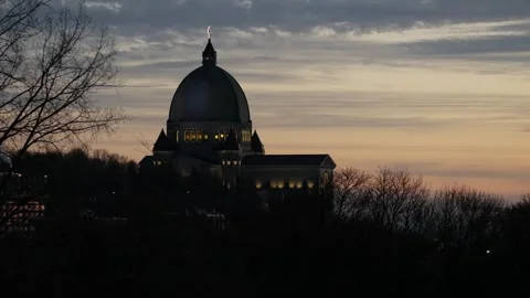 End of day and clouds over the Oratoire St-Joseph in Montréal Vídeo Stock 289783053