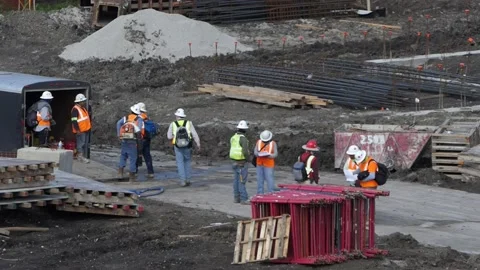 End of the day wrap-up during covid19 pandemic as construction workers sign out Vídeos de archivo 190789411