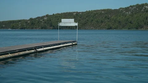 End of floating pier in sea Vídeo Stock 125770344