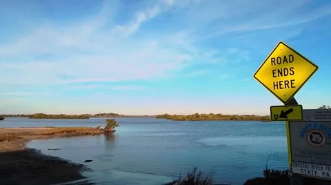 End of road sign sitting on edge of land and water Vídeos de archivo 45296587
