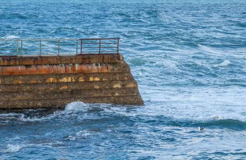End Of The Sea Wall At Childrens Pool Beach 库存照片