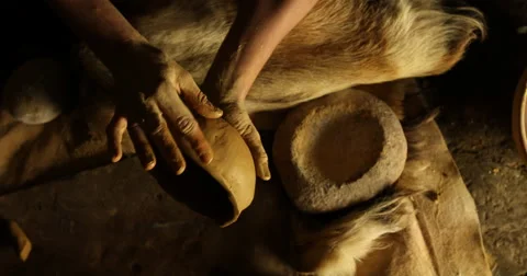 Ending a ceramic pot with hands Vidéo 61269825