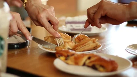 The ending of the cut knife is a chicken pie placed on a white plate in a caf Stock Footage 84030044