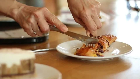 The ending of the cut knife is a chicken pie placed on a white plate in a caf Stock Footage 84030771