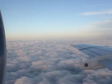 Endless clouds and blue sky under the wing of the plane Foto stock