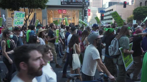 An Endless Crowd Of Pro-Choice Protesters March Down The Street 스톡 동영상 198715036