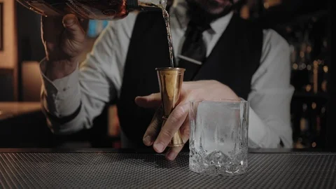 Endless loop cinemagraph of cocktail preparation Stock-Footage 86473016