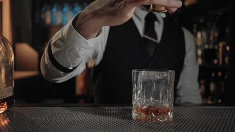 Endless loop cinemagraph of cocktail preparation Stock Footage 86473055