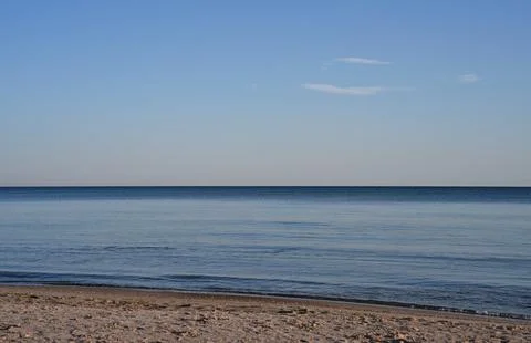 Endless Sea and Sky Landscape with Smooth Ocean Waves and Open Horizon View Fotos de archivo